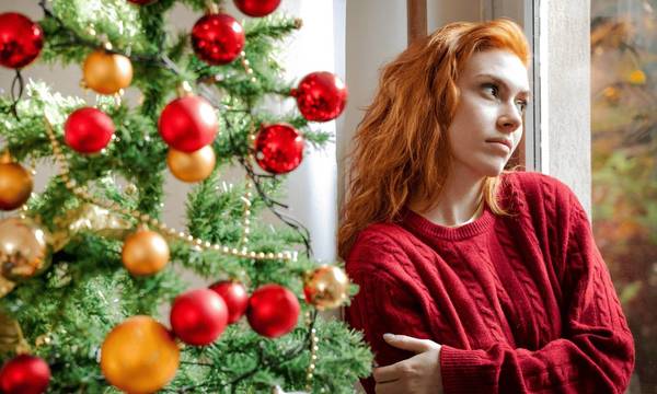 Σε πιάνει μελαγχολία την περίοδο των Χριστουγέννων; 12 τρόποι για να την καταπολεμήσεις