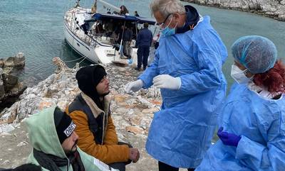 Ειδική αποστολή – Υγειονομικοί υποδέχονται μετανάστες στις ακτές της Μάνης (photos)