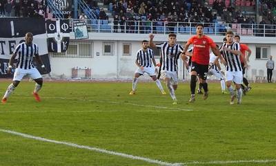 ΟΦ Ιεράπετρας - Καλαμάτα 0-2: Δεν έκανε στάση ούτε στην Κρήτη το «τρένο» της «Μαύρης Θύελλας»!