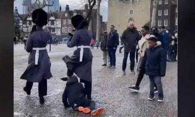 Η στιγμή που φρουρός της βασίλισσας Ελισάβετ ποδοπατάει παιδάκι που βρέθηκε στο δρόμο του (video)