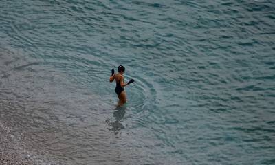 Ναύπλιο: Υποδέχθηκαν το 2022 με μπάνιο στη θάλασσα (photos)