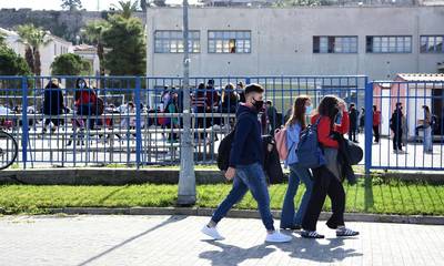 Κορονοϊός: Τα σενάρια για το άνοιγμα των σχολείων - Αλλαγή πρωτοκόλλου και αύξηση των τεστ