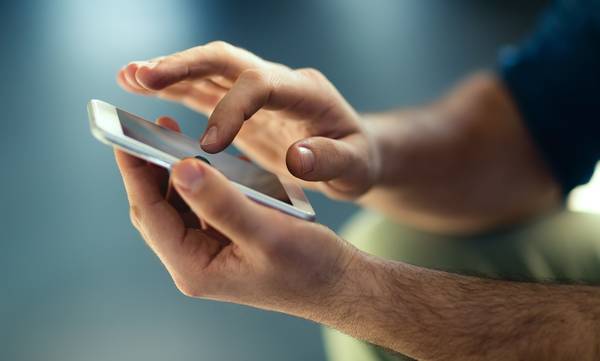 Έρευνα: Πόσες ώρες αφιερώνουμε στα κινητά μας κάθε μέρα