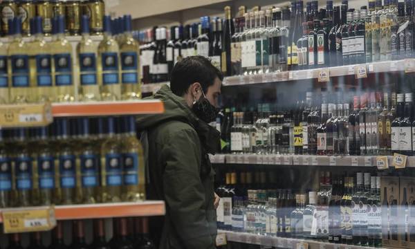 Έρευνα - Λιανεμπόριο: Αύξηση των πωλήσεων αλκοόλ - «Βουτιά» στα αντισηπτικά