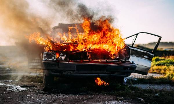 Λακωνία: Φωτιά σε αυτοκίνητο στις Κροκεές