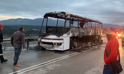 Αχαΐα: Φωτιά σε λεωφορείο που θα μετέφερε μαθητές στην Πάτρα - Καταστράφηκε ολοσχερώς (videos)