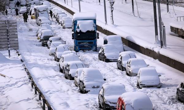 Αποζημίωση 2.000 ευρώ από την Αττική Οδό για κάθε όχημα που εγκλωβίστηκε στα χιόνια