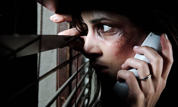 Ενδοοικογενειακή βία στο Αίγιο: Την έκοψε στο πρόσωπο και απειλούσε να τη σκοτώσει!