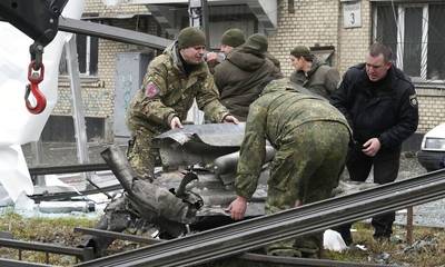Ουκρανία: Εικόνες καταστροφής σε Μαριούπολη, Χάρκοβο και Κίεβο - Μαζεύουν πυραύλους από τον δρόμο