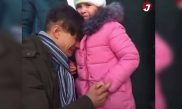 Πόλεμος στην Ουκρανία: Σπαρακτικός αποχωρισμός πατέρα από την κόρη του (video)
