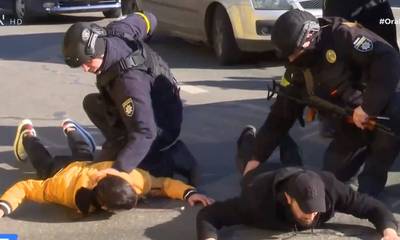 Βίντεο – σοκ: Έλεγχος υπόπτων για σαμποτάζ στο Κίεβο