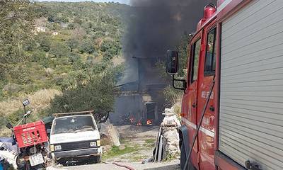 Καλαμάτα: Στις φλόγες κατοικία στα Γιαννιτσάνικα - Καταστράφηκε ολοσχερώς (photos)