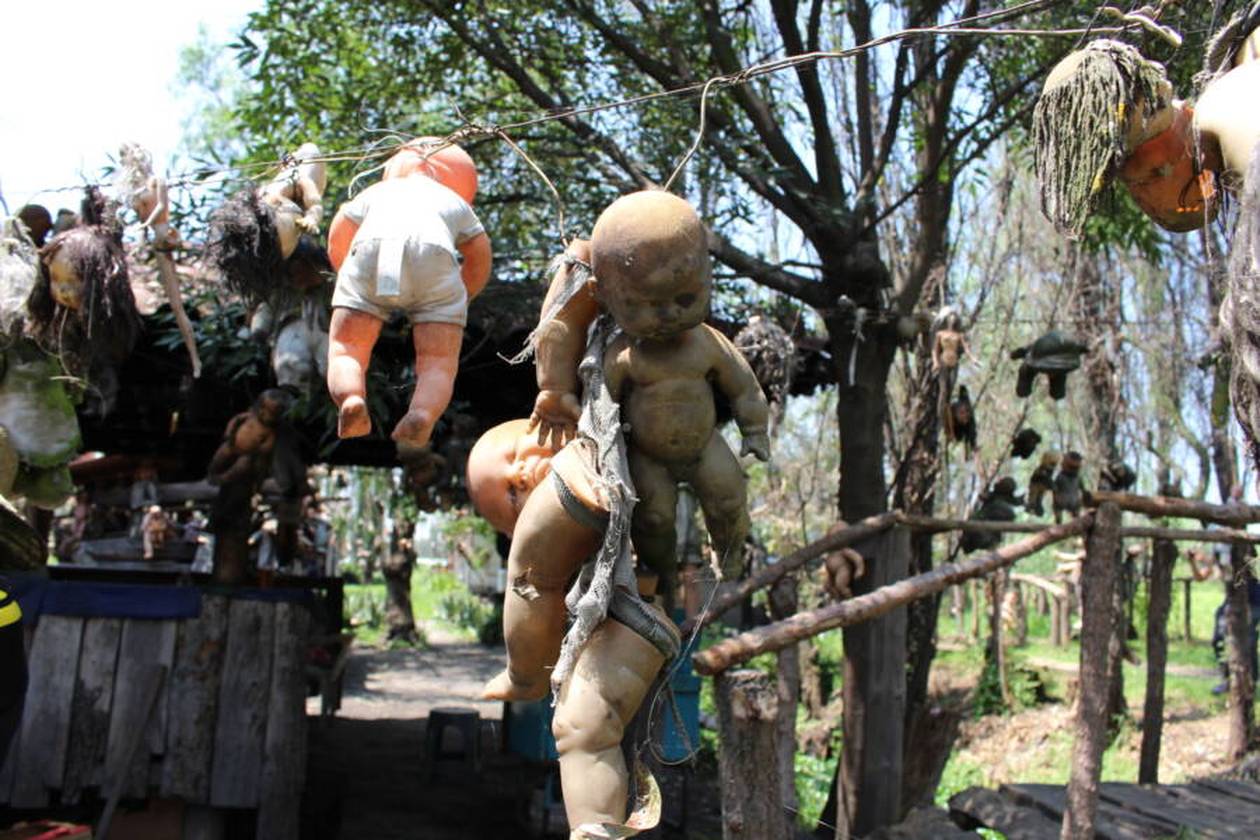 https://cdn.np-media.gr/media/news/2022/04/03/77675/photos/snapshot/baby-dolls-on-island-of-the-dolls.jpeg