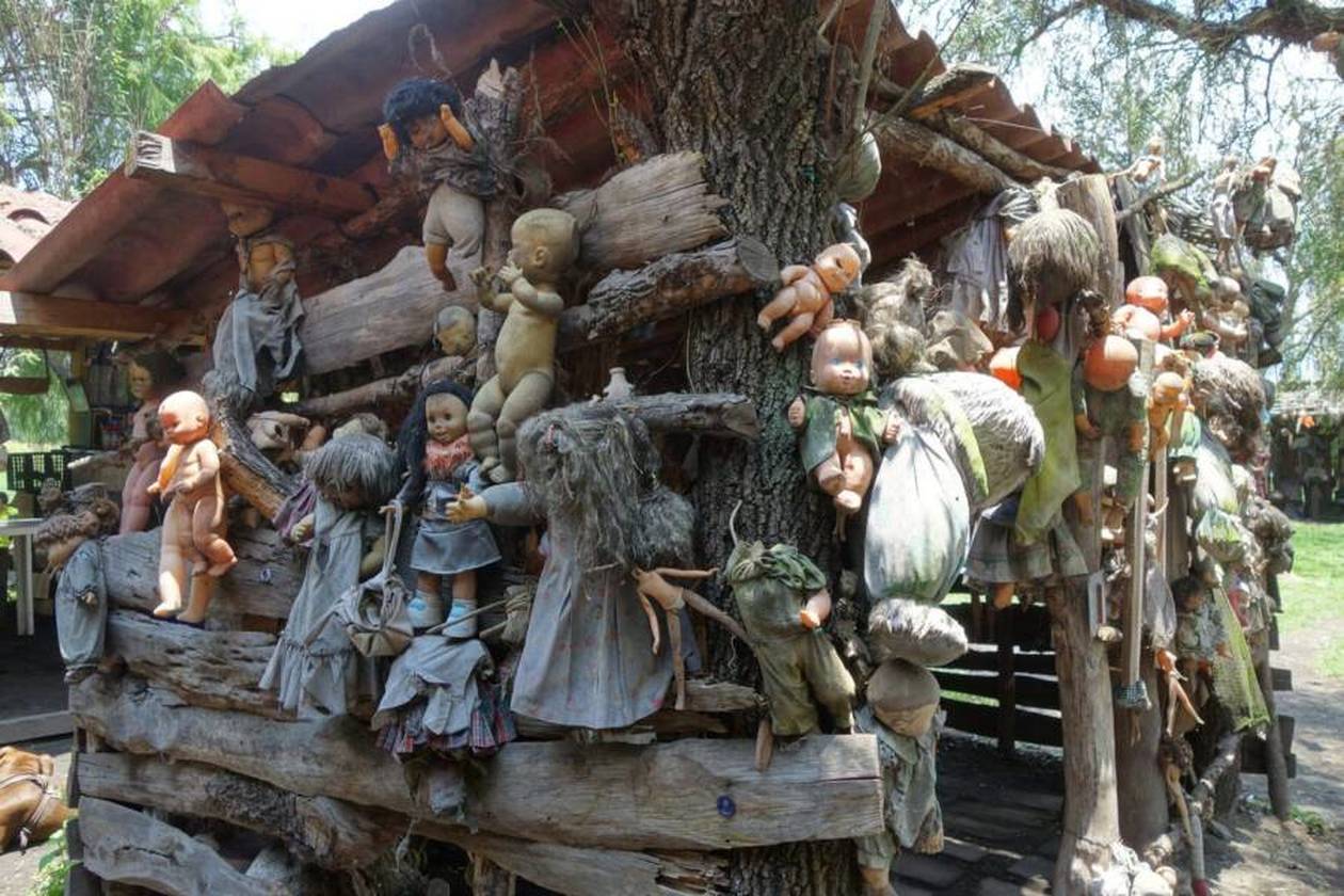 https://cdn.np-media.gr/media/news/2022/04/03/77675/photos/snapshot/cabin-on-island-of-the-dolls.jpeg