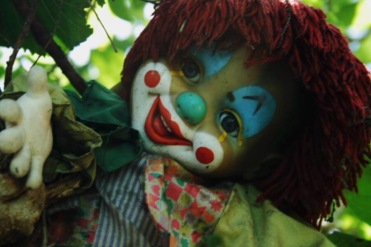 https://cdn.np-media.gr/media/news/2022/04/03/77675/photos/snapshot/island-of-the-dolls-clown-doll.jpeg