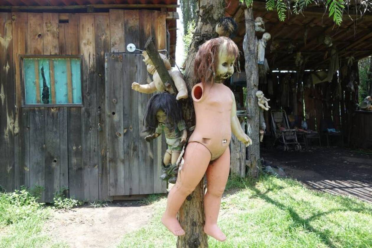 https://cdn.np-media.gr/media/news/2022/04/03/77675/photos/snapshot/naked-doll-on-island-of-the-dolls.jpeg