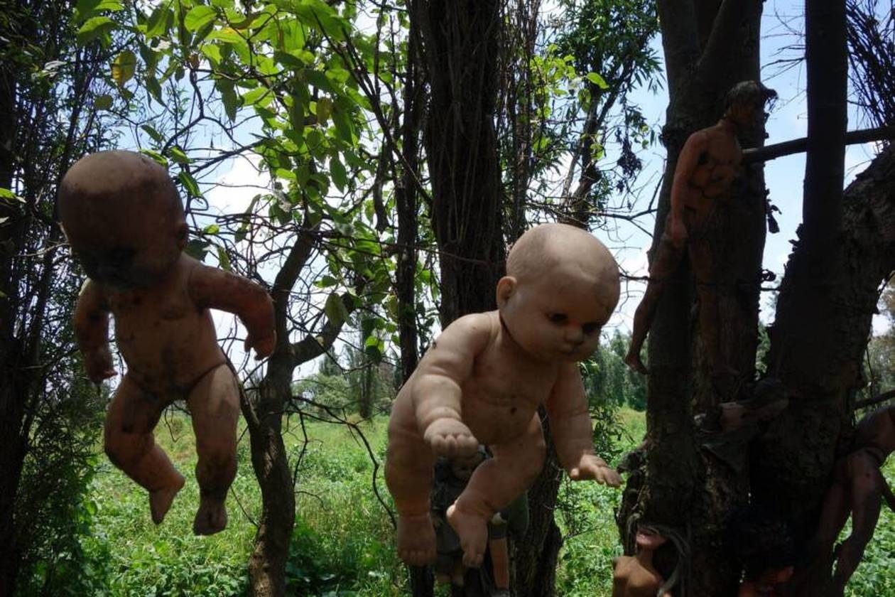 https://cdn.np-media.gr/media/news/2022/04/03/77675/photos/snapshot/two-naked-island-of-the-dolls-dolls.jpeg
