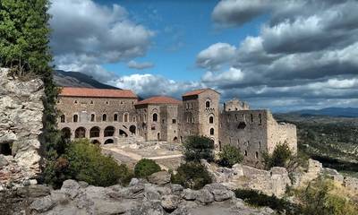 Μυστράς: Η θρυλική Βυζαντινή καστροπολιτεία και ο βουβός πόθος να ξαναζωντανέψει