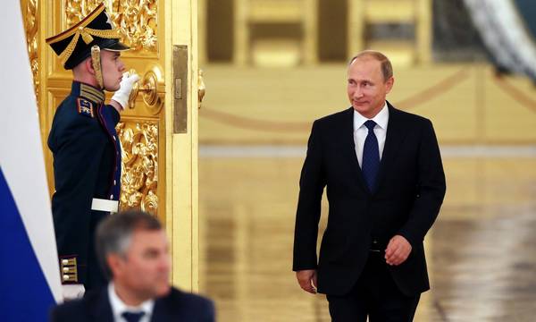 Βλάντιμιρ Πούτιν: Γιατί περπατά πάντα με το δεξί του χέρι κολλημένο στο σώμα του;