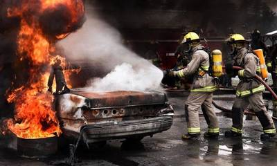 Σπάρτη: Φωτιά σε όχημα εντός συνεργείου αυτοκινήτων, πλησίον του Διοικητηρίου της Π.Ε. Λακωνίας
