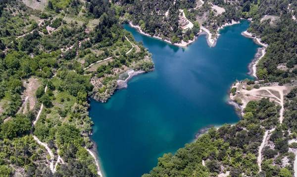 Τσιβλού: Η λίμνη με το «θαμμένο χωριό» στα νερά της
