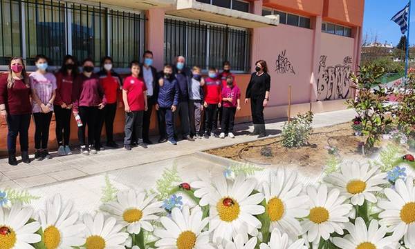 Φύτεψαν λουλούδια  στο 4ο  Δημοτικό Σχολείο Μεγαλόπολης