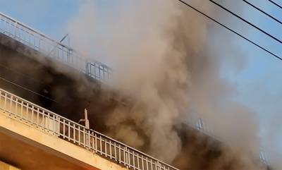 Φωτιά σε διαμέρισμα πολυκατοικίας στην Κόρινθο - Δύο άτομα στο νοσοκομείο (video)