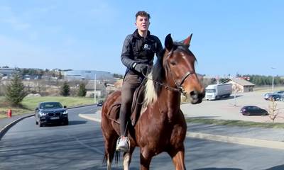 Πηγαίνει με… άλογο στη δουλειά επειδή αυξήθηκε η τιμή των καυσίμων (video)