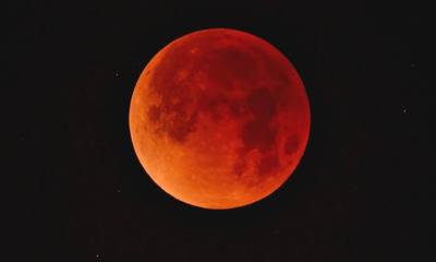 «Ματωμένο φεγγάρι»: Πότε θα δούμε την υπερπανσέληνο Μαΐου