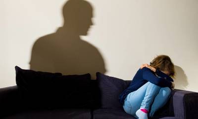 Φλώρινα: Βίαζε την ανήλικη κόρη του 2 με 3 φορές την εβδομάδα