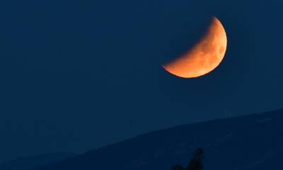 «Ματωμένο φεγγάρι»: Η έκλειψη σελήνης πάνω από το Ναύπλιο (photos)