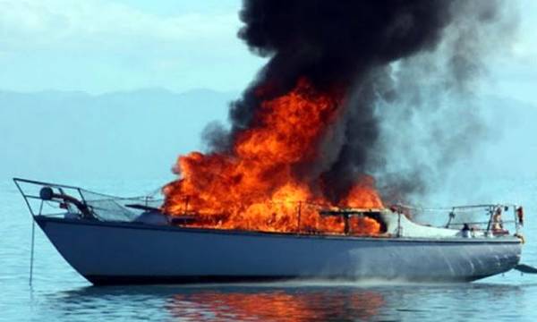 Πυρκαγιά σε σκάφος στην Αίγινα