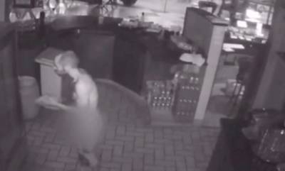 Προκλητικός κλέφτης: Τρύπωσε σε μπυραρία, ξεγυμνώθηκε, έφαγε, ήπιε και αποχώρησε (video)
