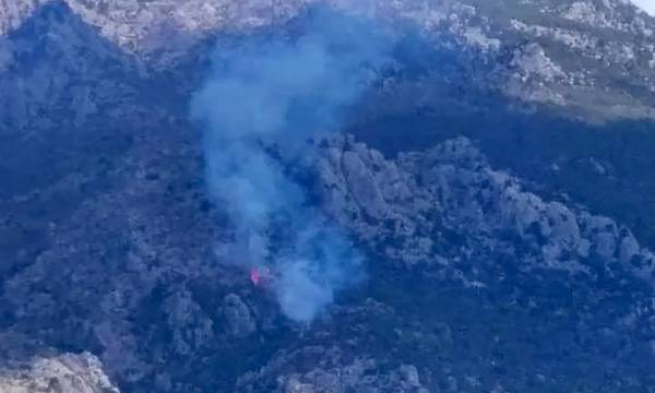 Κορινθία: Πυρκαγιά στα Γεράνεια Όρη πάνω από το Λουτράκι