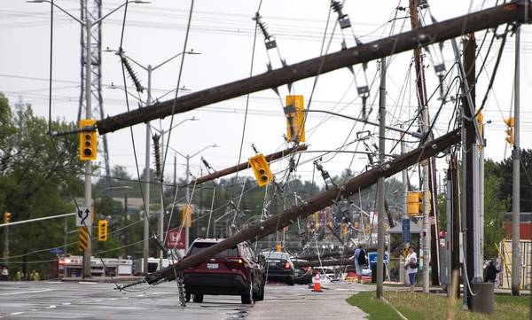 Φονικές καταιγίδες στον Καναδά: Τουλάχιστον οκτώ νεκροί και 900.000 σπίτια χωρίς ρεύμα