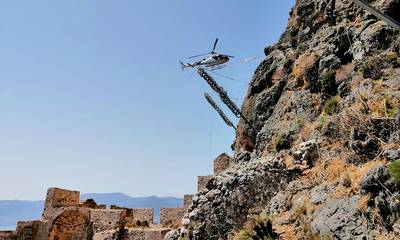 Ένα ελικόπτερο στο έργο στερέωσης των βραχωδών πρανών του Κάστρου Μονεμβασιάς! (photos)