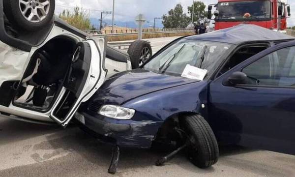 Τροχαίο στην Πάτρα: Αυτοκίνητο «καρφώθηκε» σε καπό άλλου ΙΧ - Δυο τραυματίες