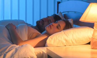 Έρευνα: Ο ύπνος με αναμμένο φως αυξάνει τον κίνδυνο για τρεις σοβαρές νόσους