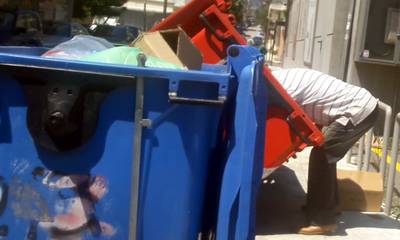 «Βουτιά πείνας» σε κάδο σκουπιδιών από ηλικιωμένο άνδρα, στη Σπάρτη! (video)