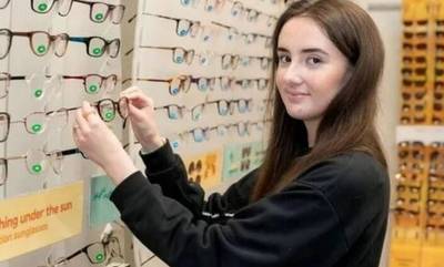 Αγγλία: Πήγε να αγοράσει γυαλιά και ο οπτικός την έστειλε άμεσα στο νοσοκομείο - Τι συνέβη
