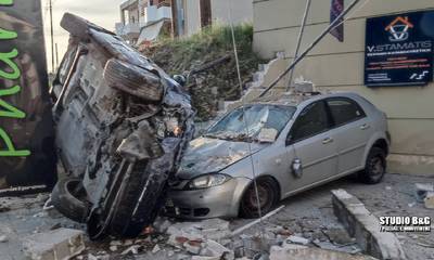Τροχαίο στο Ναύπλιο: Τρελή πορεία ΙΧ - Γκρέμισε μάντρα και έπεσε σε σταθμευμένα οχήματα (photos)
