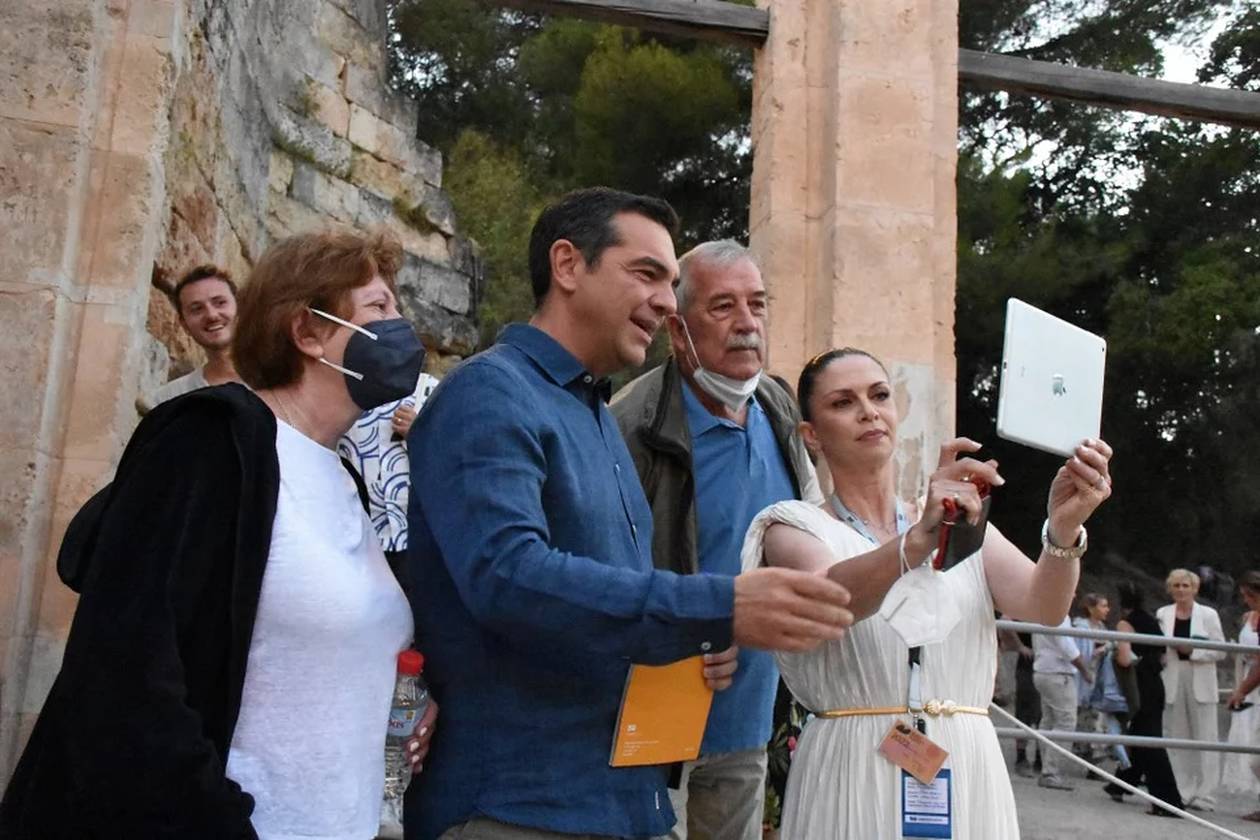 https://cdn.np-media.gr/media/news/2022/07/10/81383/photos/snapshot/tsipras-mpaziana-epidavros-1.jpg