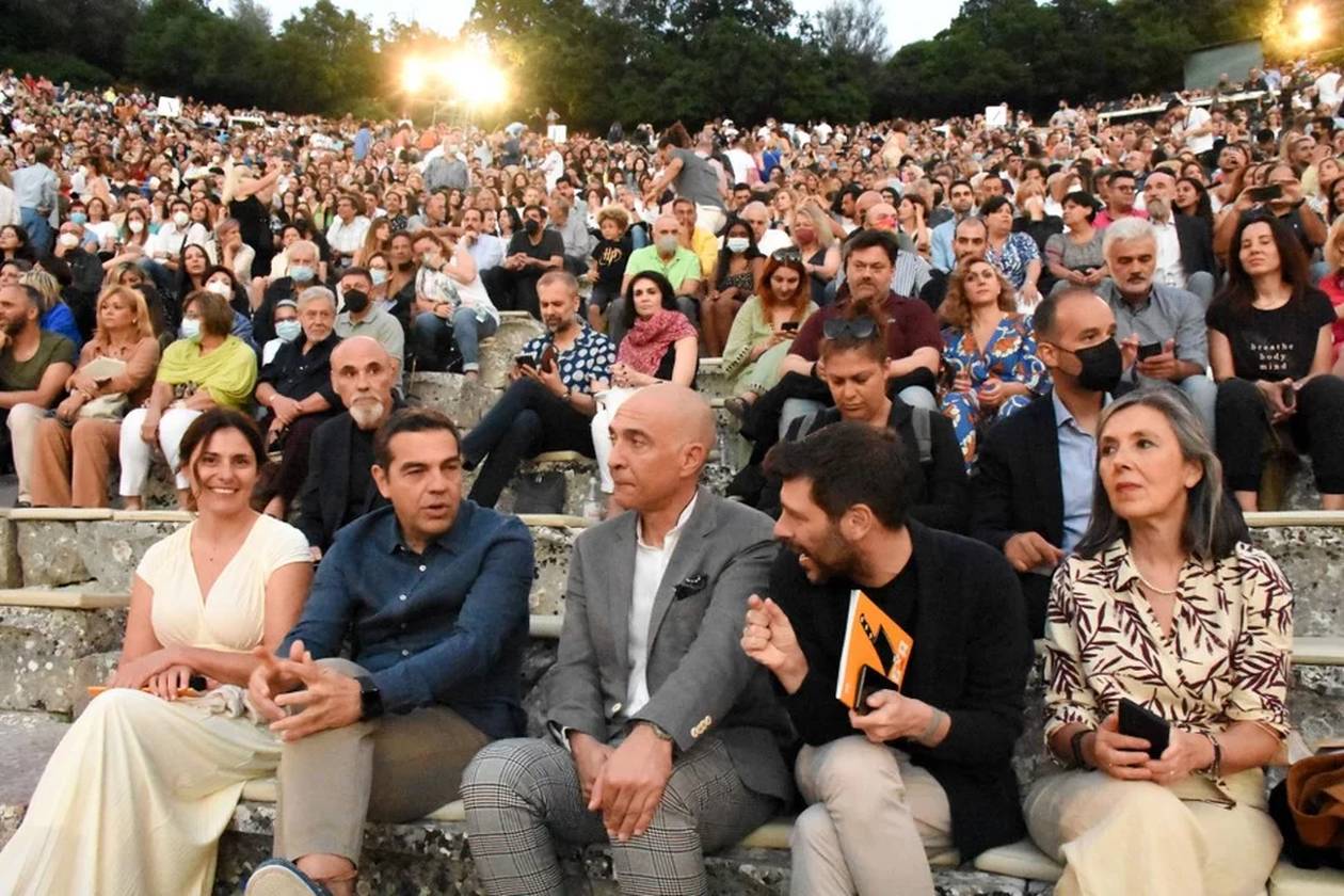 https://cdn.np-media.gr/media/news/2022/07/10/81383/photos/snapshot/tsipras-mpaziana-epidavros-3.jpg
