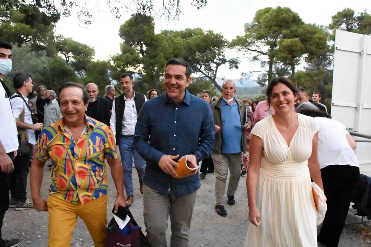 https://cdn.np-media.gr/media/news/2022/07/10/81383/photos/snapshot/tsipras-mpaziana-epidavros-6.jpg