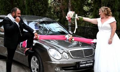 «Πεθαίνει» από έρωτα για τη νύφη! Kρητικός γαμπρός στη Σπάρτη πήρε στη νύφη με νεκροφόρα! (video)