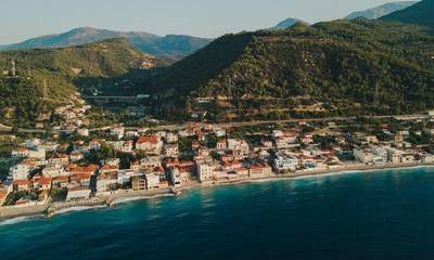 Δερβένι: Το «Μαϊάμι» της Πελοποννήσου – Eκεί που κάθε σπίτι έχει τη δική του παραλία!