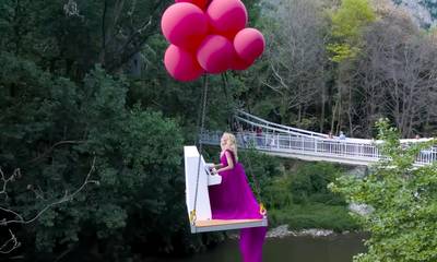 Λάκαινα, παίζει πιάνο αιωρούμενη πάνω από την Κοιλάδα των Τεμπών πιασμένη από μπαλόνια! (video)