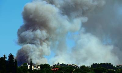 Πάτρα - Φωτιά στην Καλλιθέα: Μήνυμα από το 112 για εκκένωση δύο οικισμών (photos - videos)