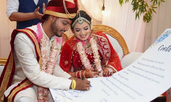 Ινδία: «Πίτσα μόνο μια φορά τον μήνα» - Το «συμβόλαιο» που υπέγραψε ζευγάρι στον γάμο του!