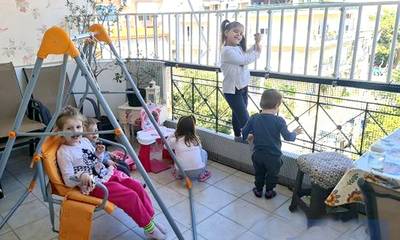 Eθνική πρωτοτυπία: Οι τρίτεκνες οικογένειες στην Ελλάδα θα κάνουν διακοπές στο μπαλκόνι!